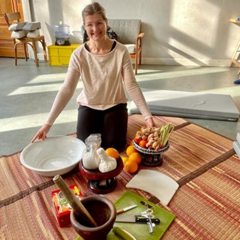 Load image into Gallery viewer, Joyful woman savoring raw food and nutritious fruits in her home kitchen - Tranquility and natural splendor with Nateea - Yoga and Safari - RETREAT - Zhoola

