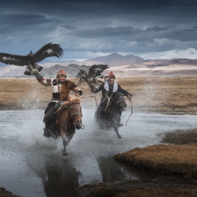 Load image into Gallery viewer, Kazakh Nomads with Traditional Coats and Golden Eagles - The Silk Road &amp; Eagle Hunters with Bayar, Erdenebulgan &amp; Andy - Photography - WORKSHOP - Zhoola
