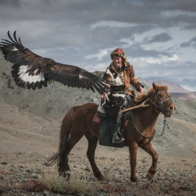 Load image into Gallery viewer, Kazakh Nomads with Traditional Coats and Golden Eagles - The Silk Road &amp; Eagle Hunters with Bayar, Erdenebulgan &amp; Andy - Photography - WORKSHOP - Zhoola
